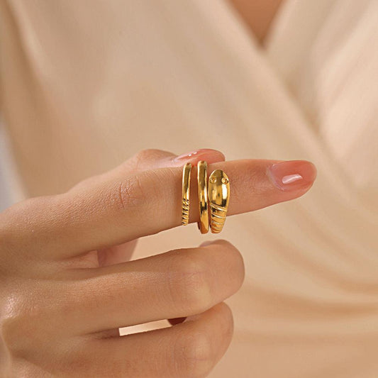 anello con serpente in acciaio placcato oro