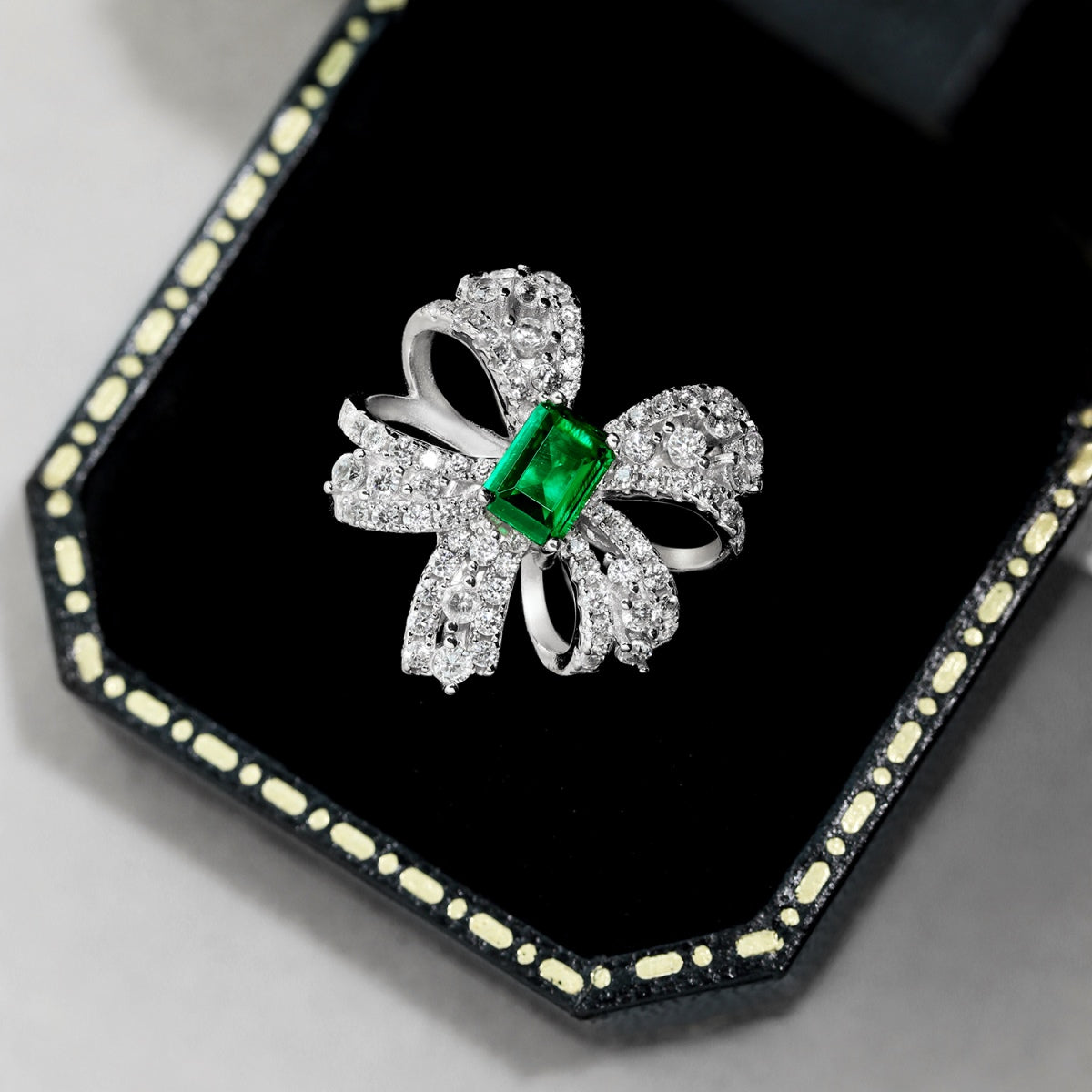 Anello Fiocco e Pietra Verde