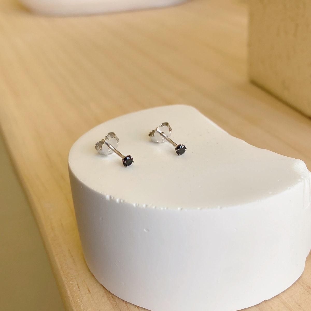 Orecchini punto luce nero di cucciola 