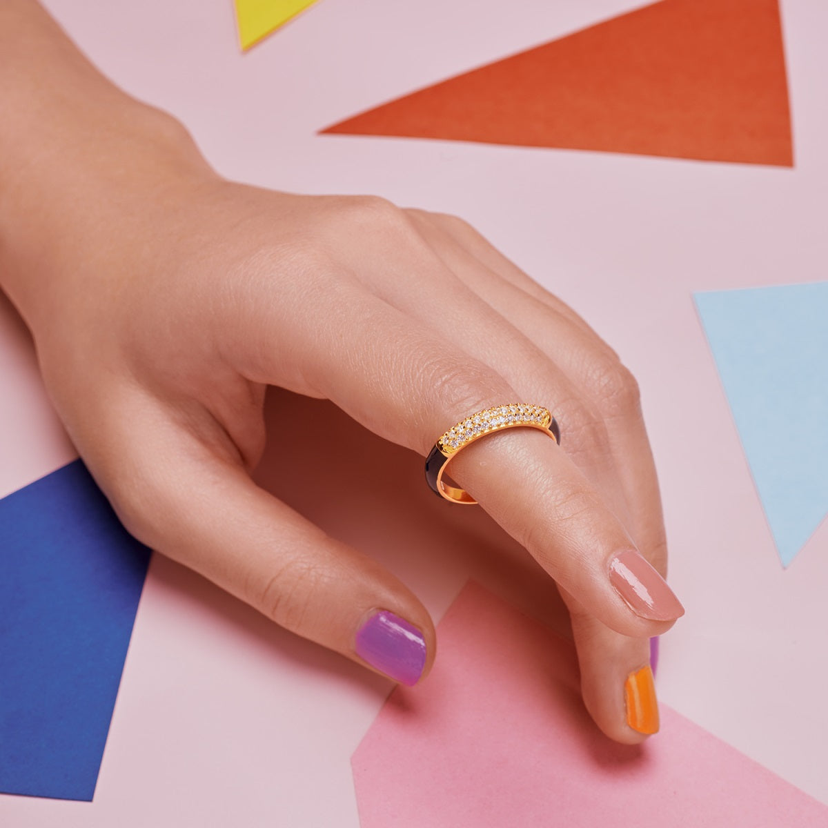 anello fascia nera e zirconi