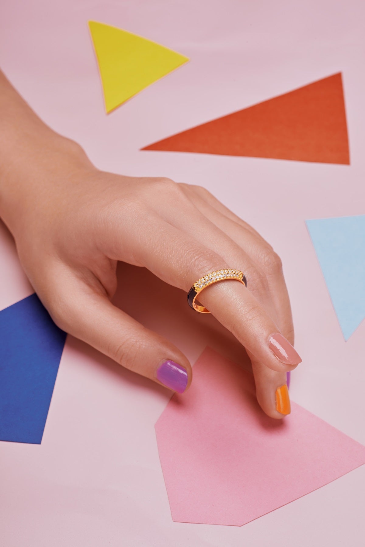 anello ascia nera e zirconi placcato oro