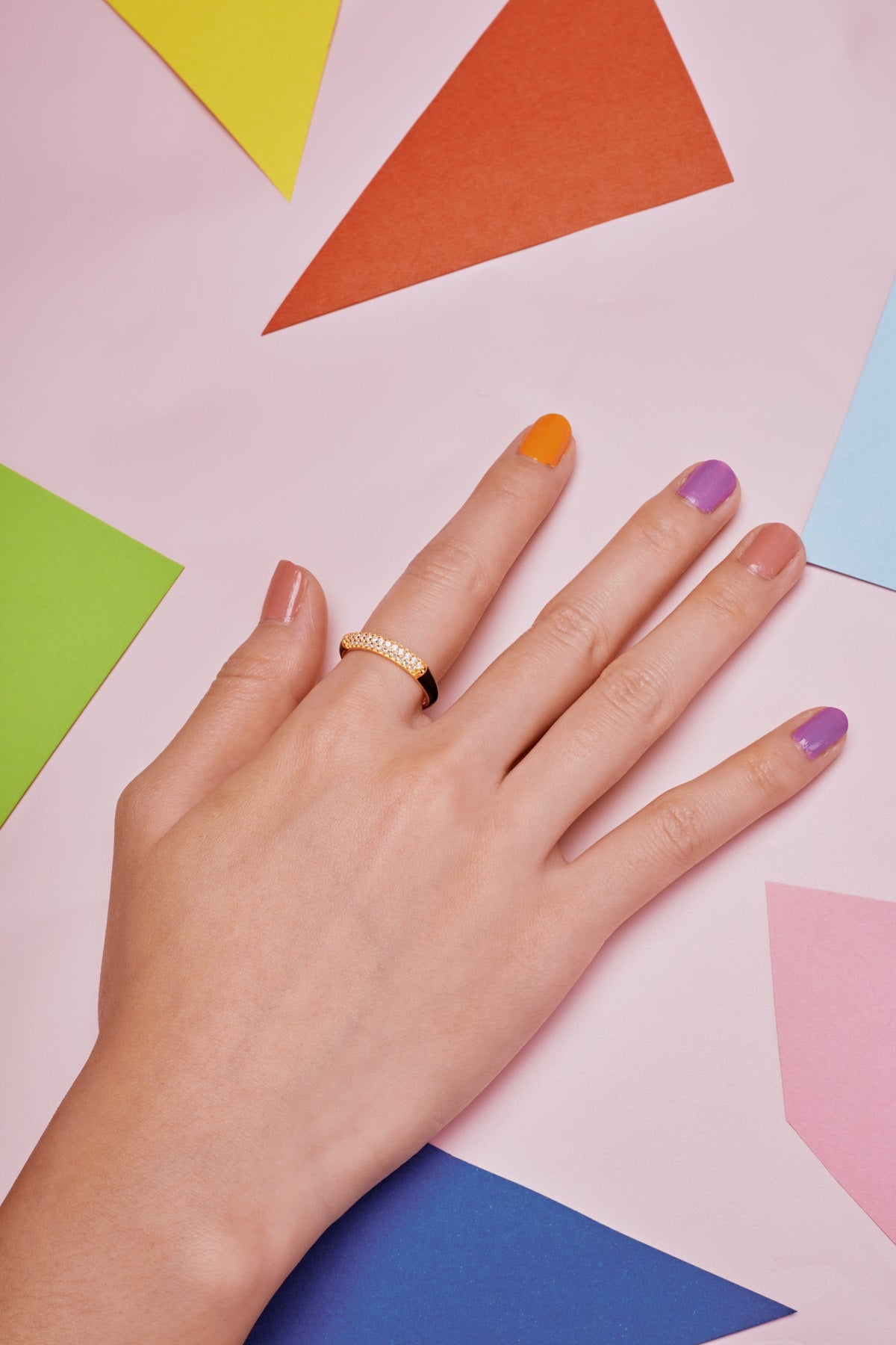 anello fascia nera indossato