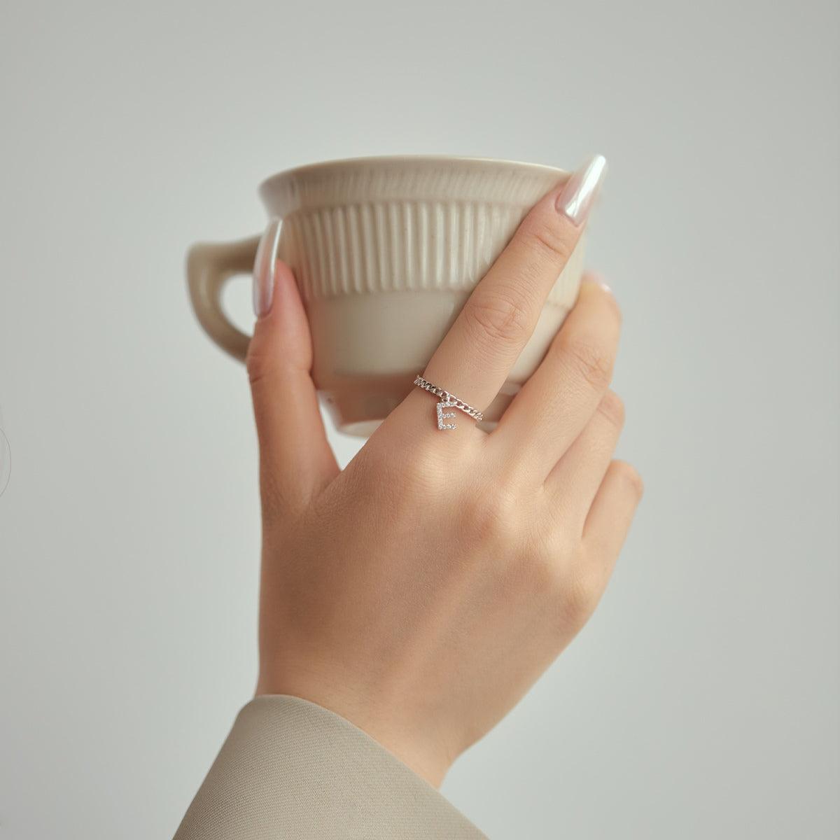 anello in argento lettera e