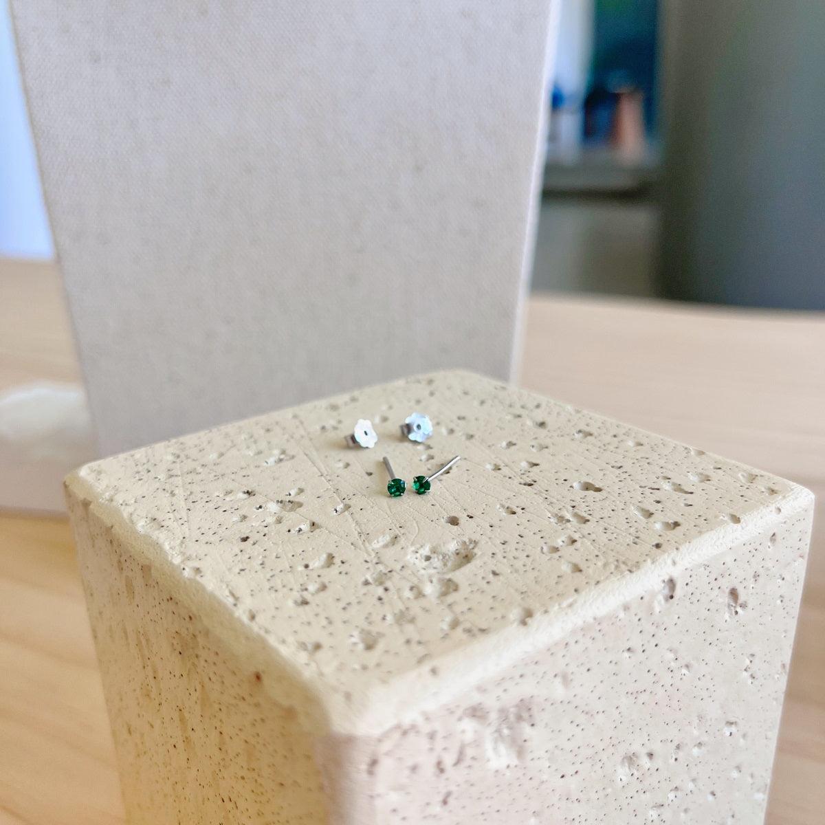 orecchini punto luce verde | Cucciola Gioielli