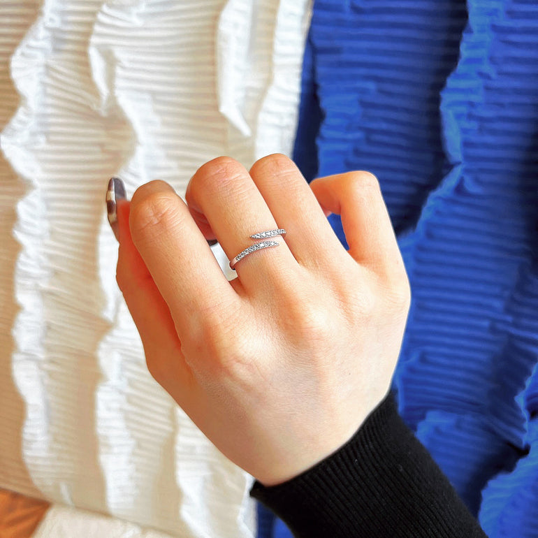 anello indossato Diamanti Paralleli in Argento 925