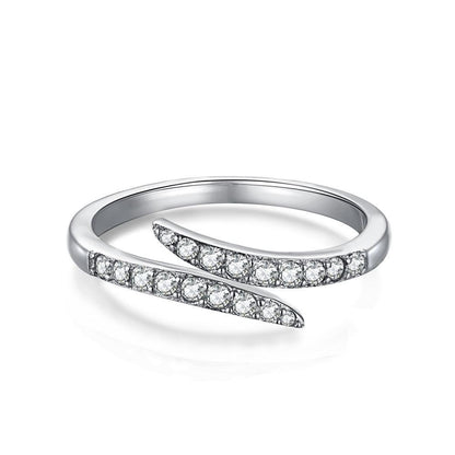Anello in Argento Diamanti Paralleli, un Gioiello Cucciola